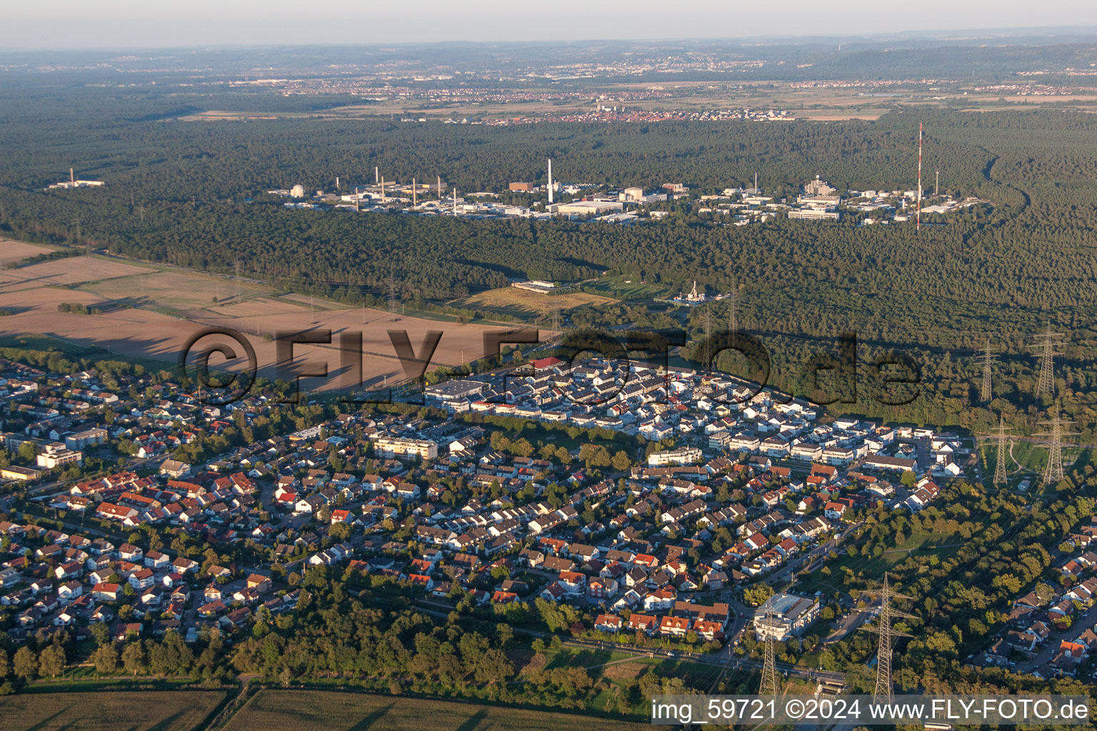 Campus University KIT - Campus Nord (ancien centre de recherche nucléaire de Karlsruhe) en arrière-plan de Leopoldshafen à le quartier Leopoldshafen in Eggenstein-Leopoldshafen dans le département Bade-Wurtemberg, Allemagne hors des airs