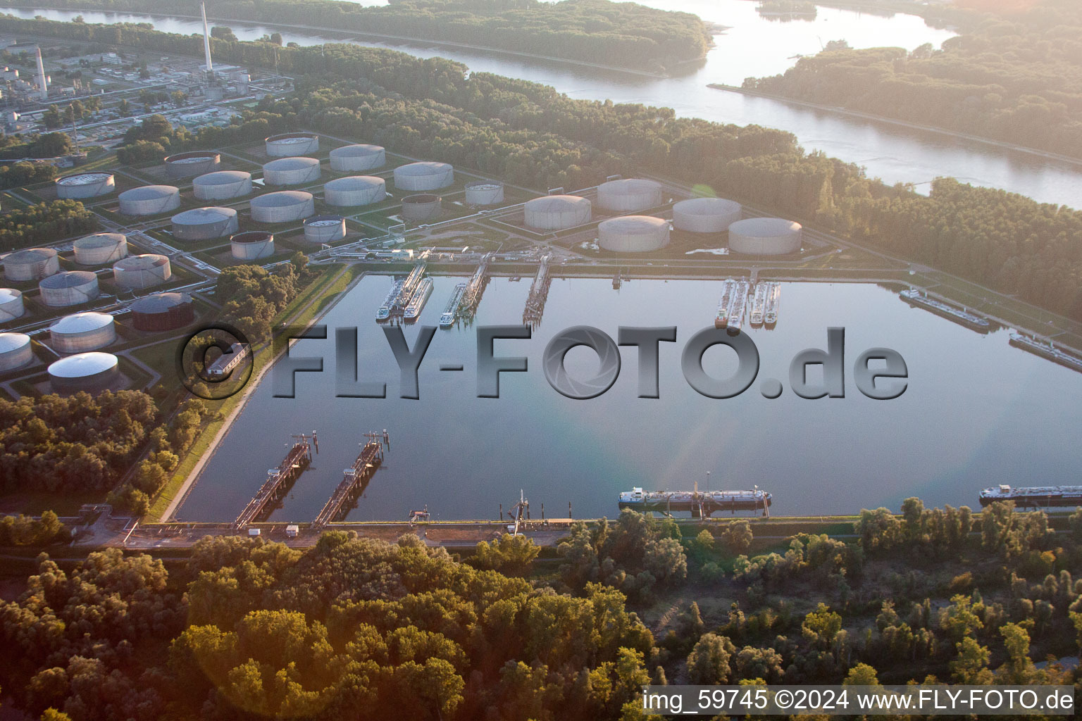 Photographie aérienne de Port pétrolier à le quartier Knielingen in Karlsruhe dans le département Bade-Wurtemberg, Allemagne