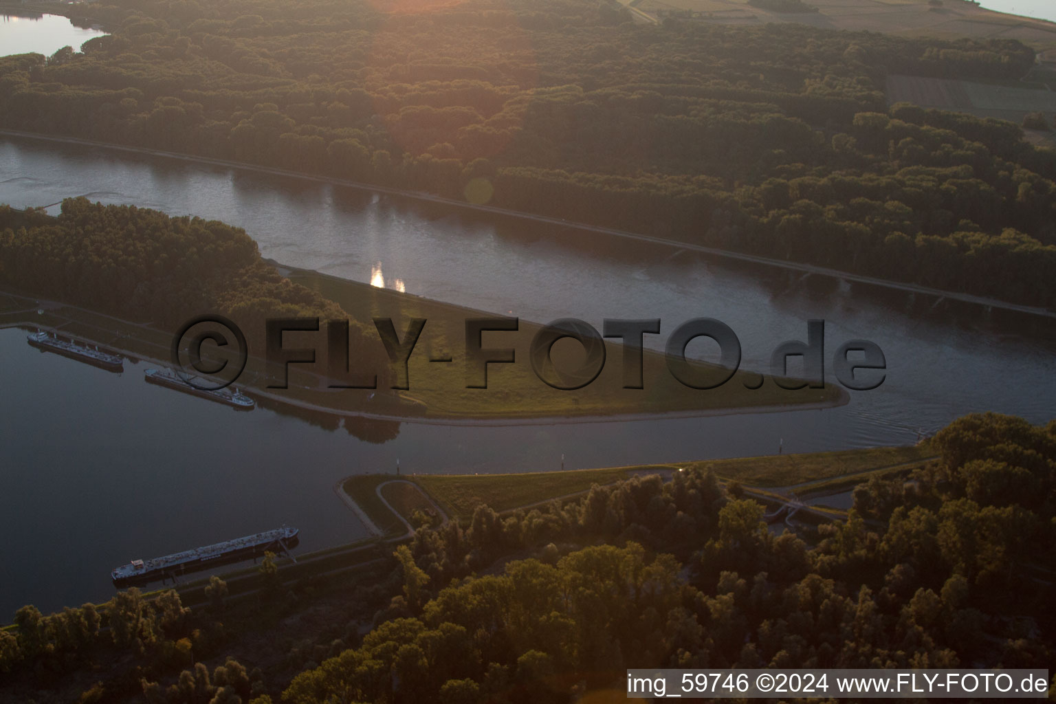 Vue aérienne de Bouche du port pétrolier à le quartier Knielingen in Karlsruhe dans le département Bade-Wurtemberg, Allemagne