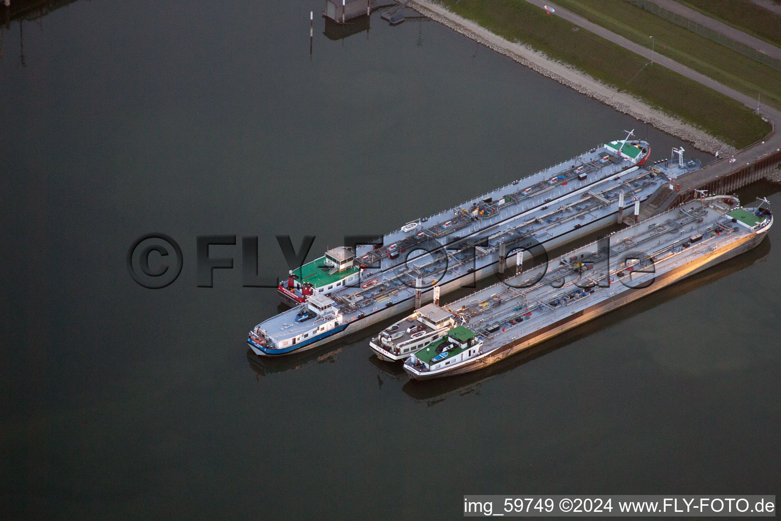 Vue aérienne de Karlsruhe, port pétrolier à le quartier Rheinhafen in Karlsruhe dans le département Bade-Wurtemberg, Allemagne