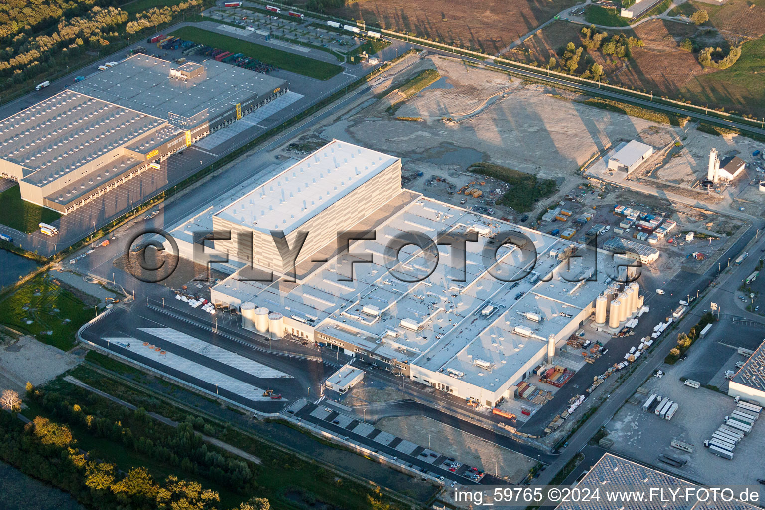 Vue aérienne de Les locaux de l'usine Pfälzer Erfrischungs Drinks GmbH dans la zone industrielle de Wörth-Oberwald à Wörth am Rhein dans le département Rhénanie-Palatinat, Allemagne