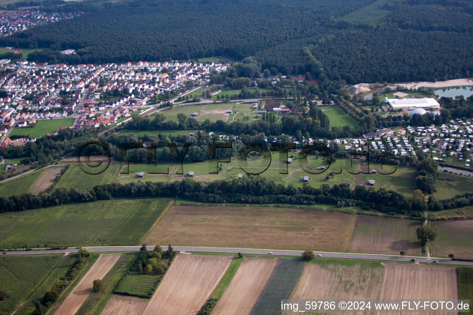 Vue aérienne de Ferme d'autruches Mhou à la base de loisirs Moby Dick à Rülzheim dans le département Rhénanie-Palatinat, Allemagne