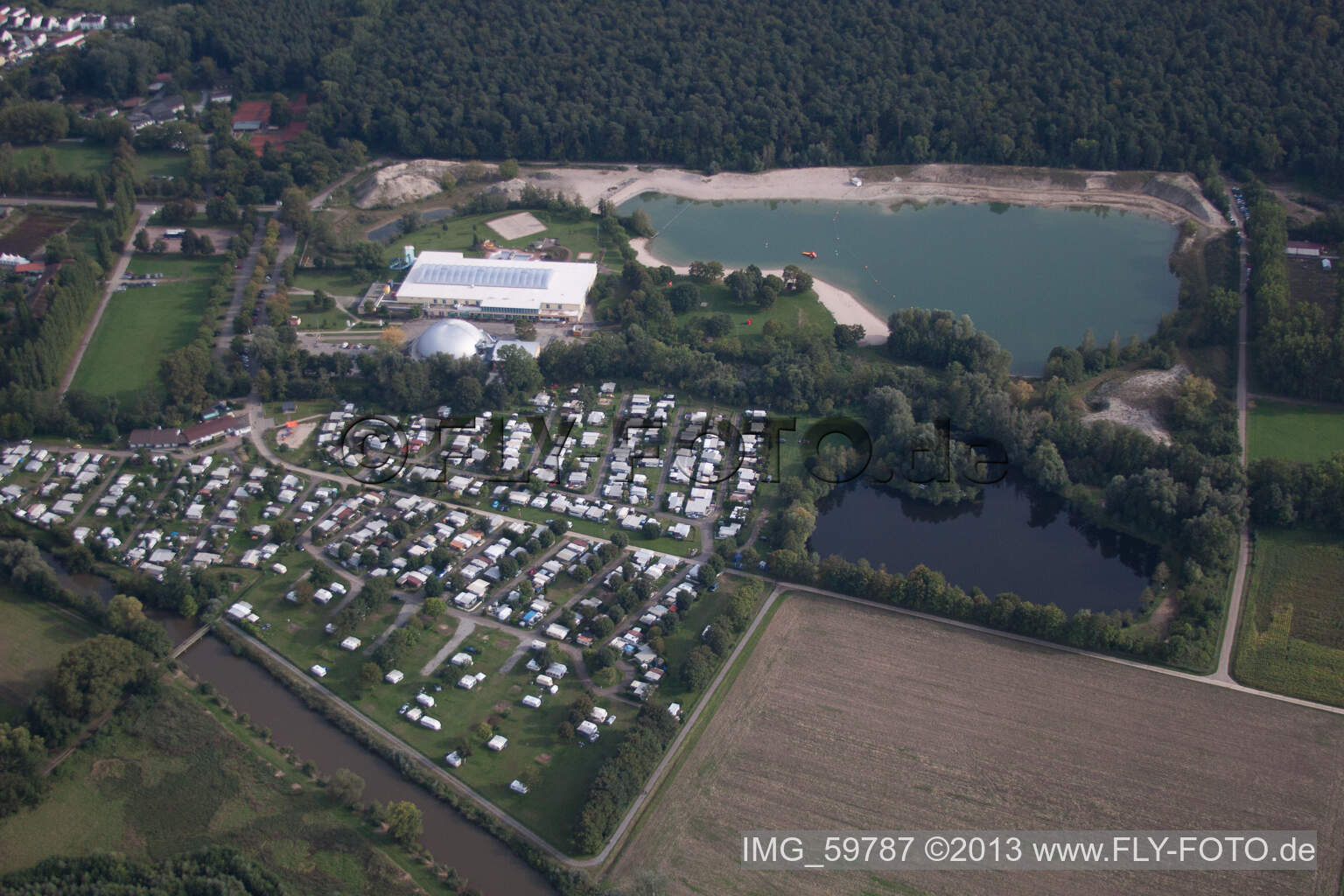 Vue aérienne de Camping à la base de loisirs Moby Dick à Rülzheim dans le département Rhénanie-Palatinat, Allemagne