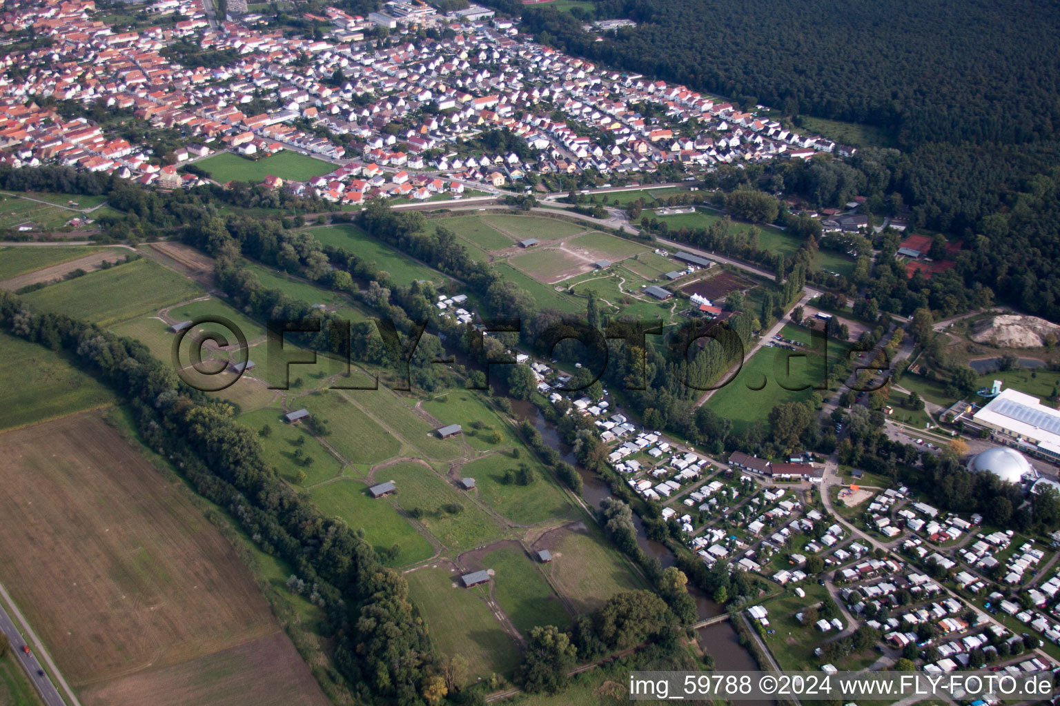 Photographie aérienne de Ferme d'autruches Mhou à la base de loisirs Moby Dick à Rülzheim dans le département Rhénanie-Palatinat, Allemagne