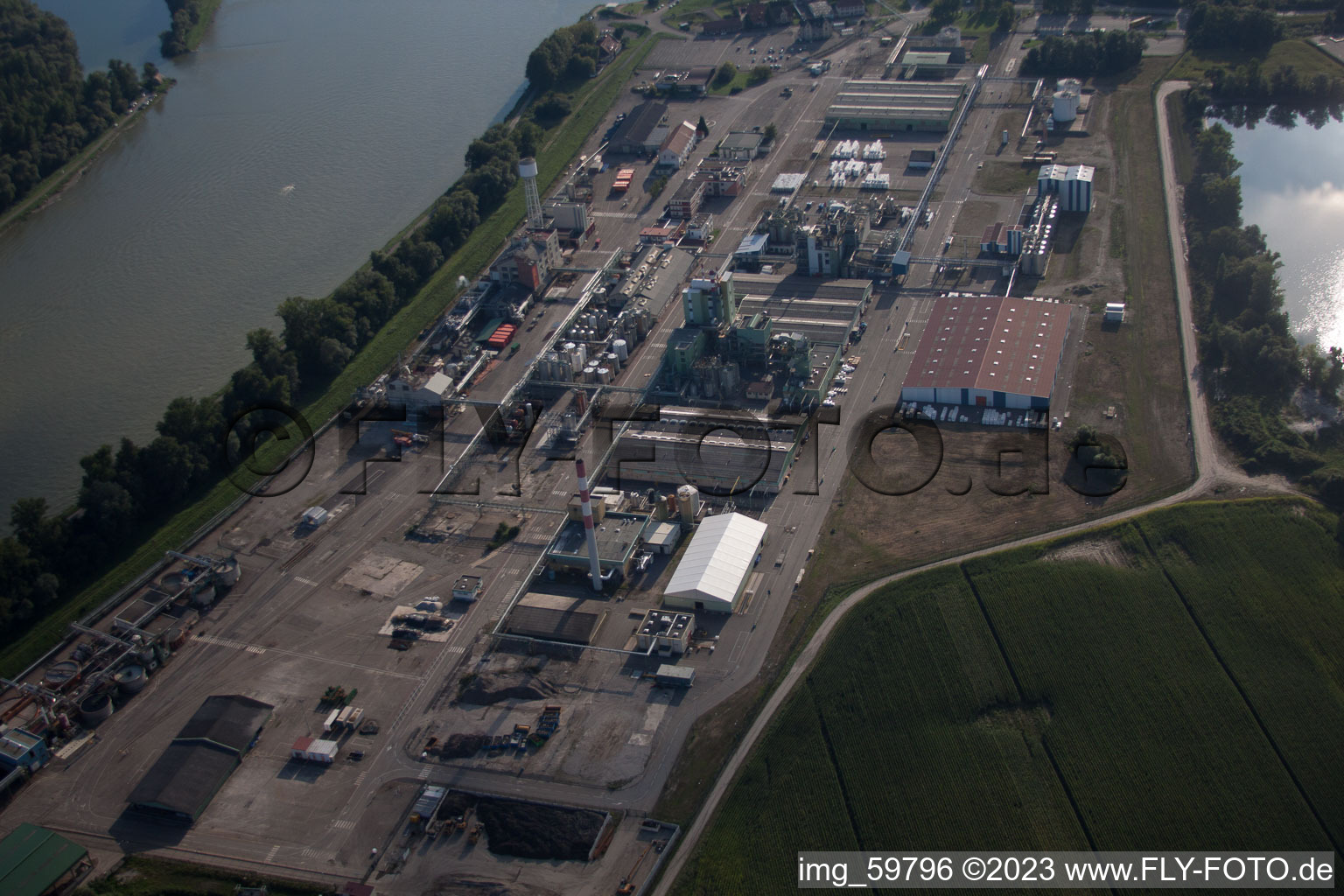 Vue aérienne de L'industrie Rohm & Haas sur le Rhin à Lauterbourg dans le département Bas Rhin, France