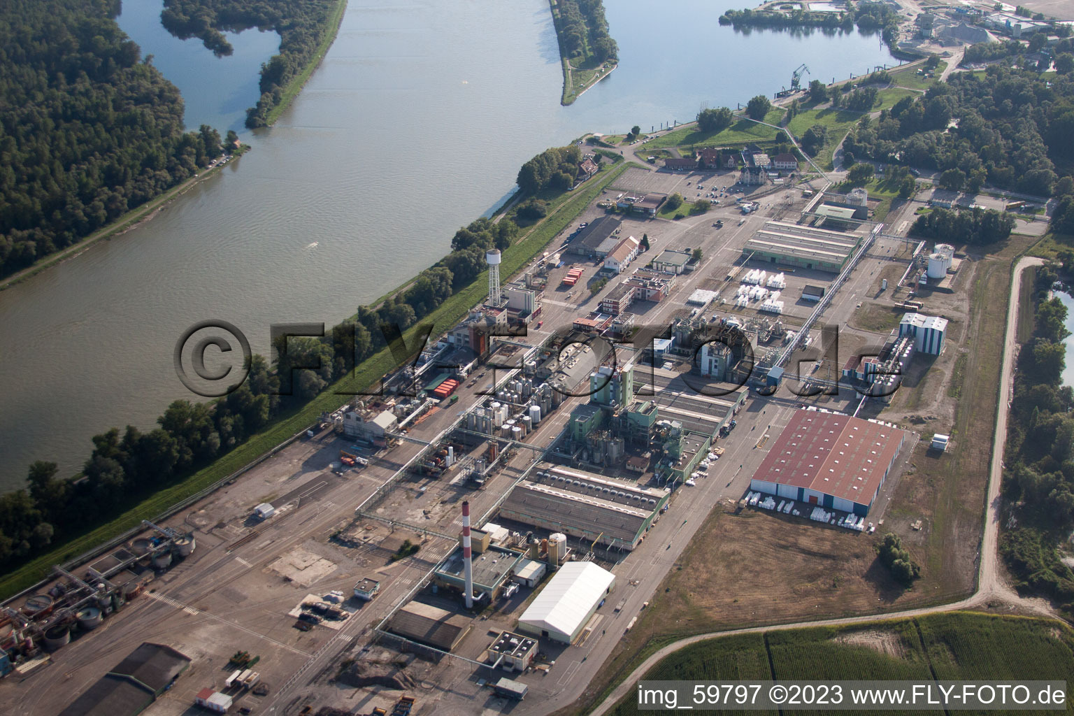 Vue aérienne de L'industrie Rohm & Haas sur le Rhin à Lauterbourg dans le département Bas Rhin, France