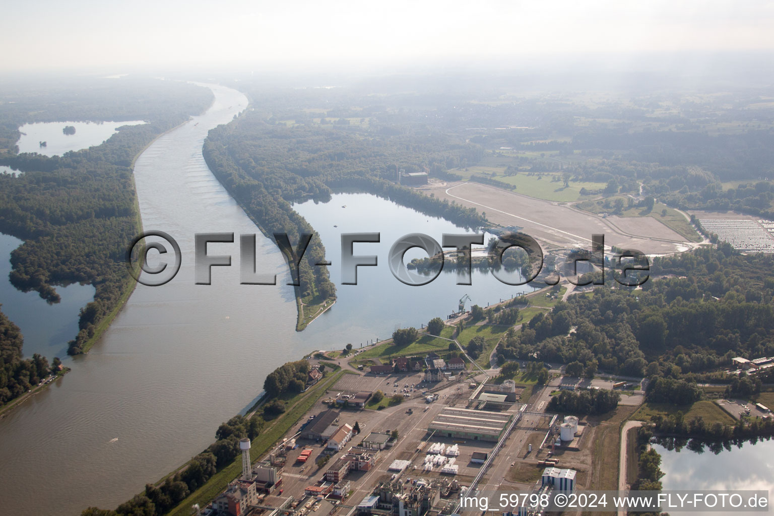 Photographie aérienne de L'industrie Rohm & Haas sur le Rhin à Lauterbourg dans le département Bas Rhin, France