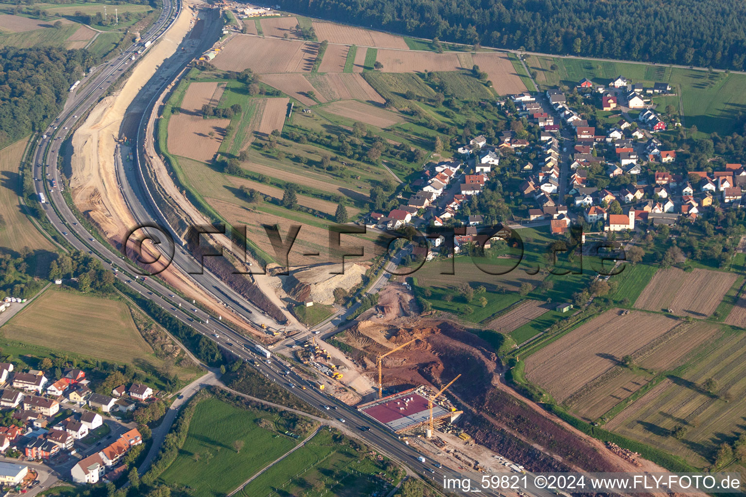 Vue aérienne de Chantiers d'agrandissement sur les voies du tracé autoroutier et du tracé du BAB A8 à Mutschelbach à le quartier Obermutschelbach in Karlsbad dans le département Bade-Wurtemberg, Allemagne