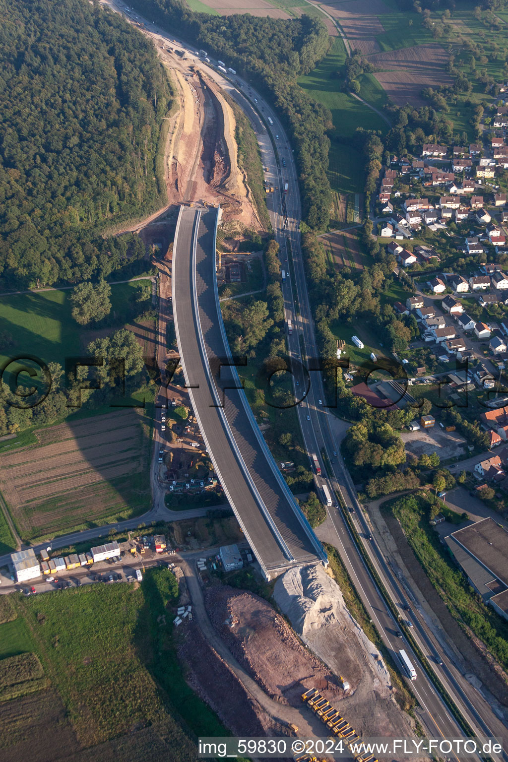 Vue aérienne de Nouveau chantier de construction du tracé autoroutier du BAB 8 dans le quartier de Mutschelbach à le quartier Untermutschelbach in Karlsbad dans le département Bade-Wurtemberg, Allemagne