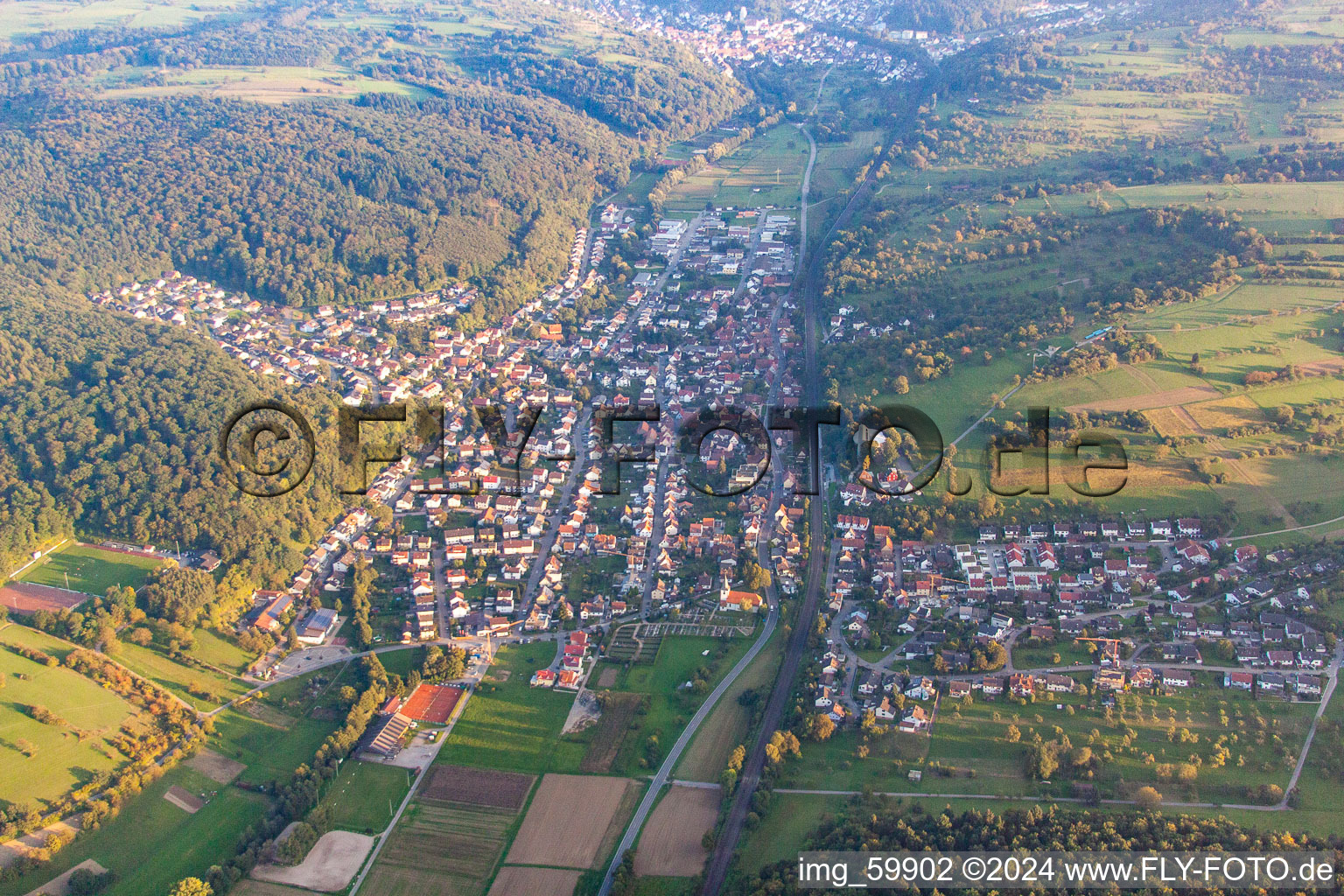 Vue d'oiseau de Kämpfelbach dans le département Bade-Wurtemberg, Allemagne