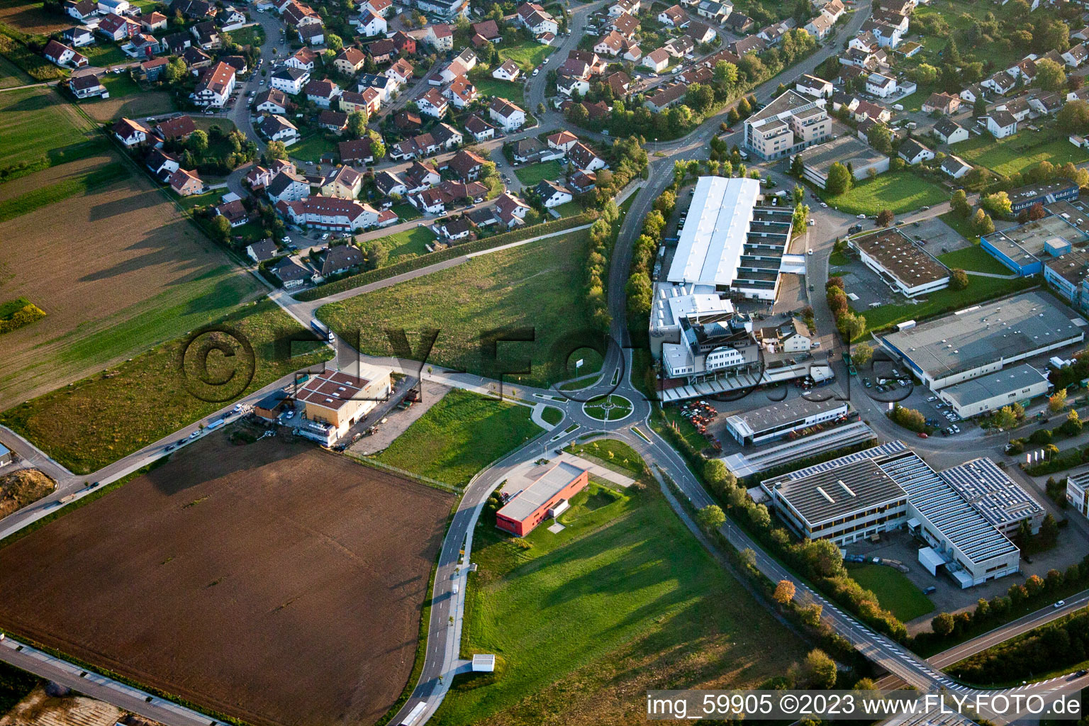 Vue aérienne de Pompiers volontaires à le quartier Wilferdingen in Remchingen dans le département Bade-Wurtemberg, Allemagne