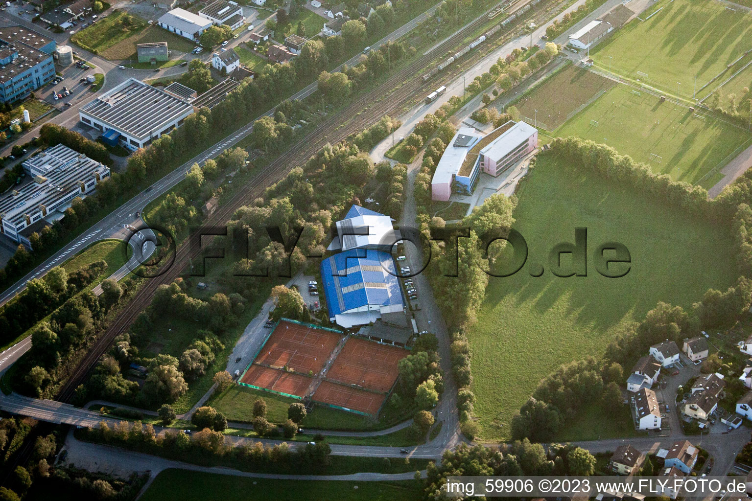 Vue aérienne de Parc de sports et de tennis Remchingen à le quartier Wilferdingen in Remchingen dans le département Bade-Wurtemberg, Allemagne
