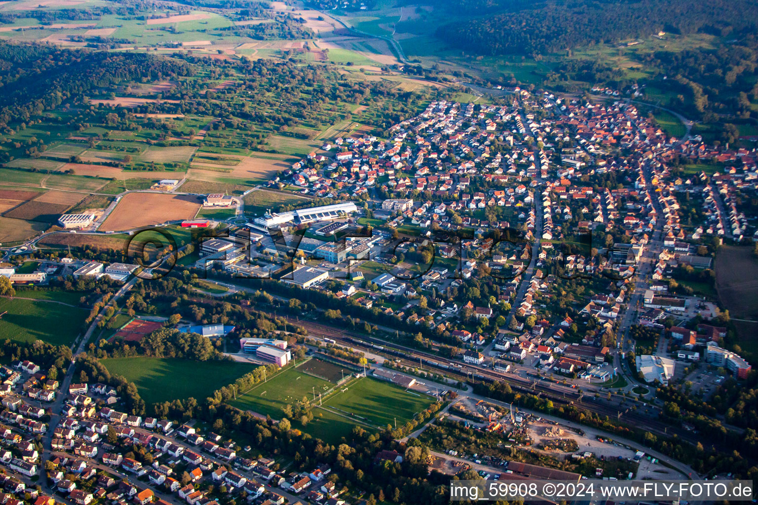 Vue aérienne de Du nord à le quartier Wilferdingen in Remchingen dans le département Bade-Wurtemberg, Allemagne