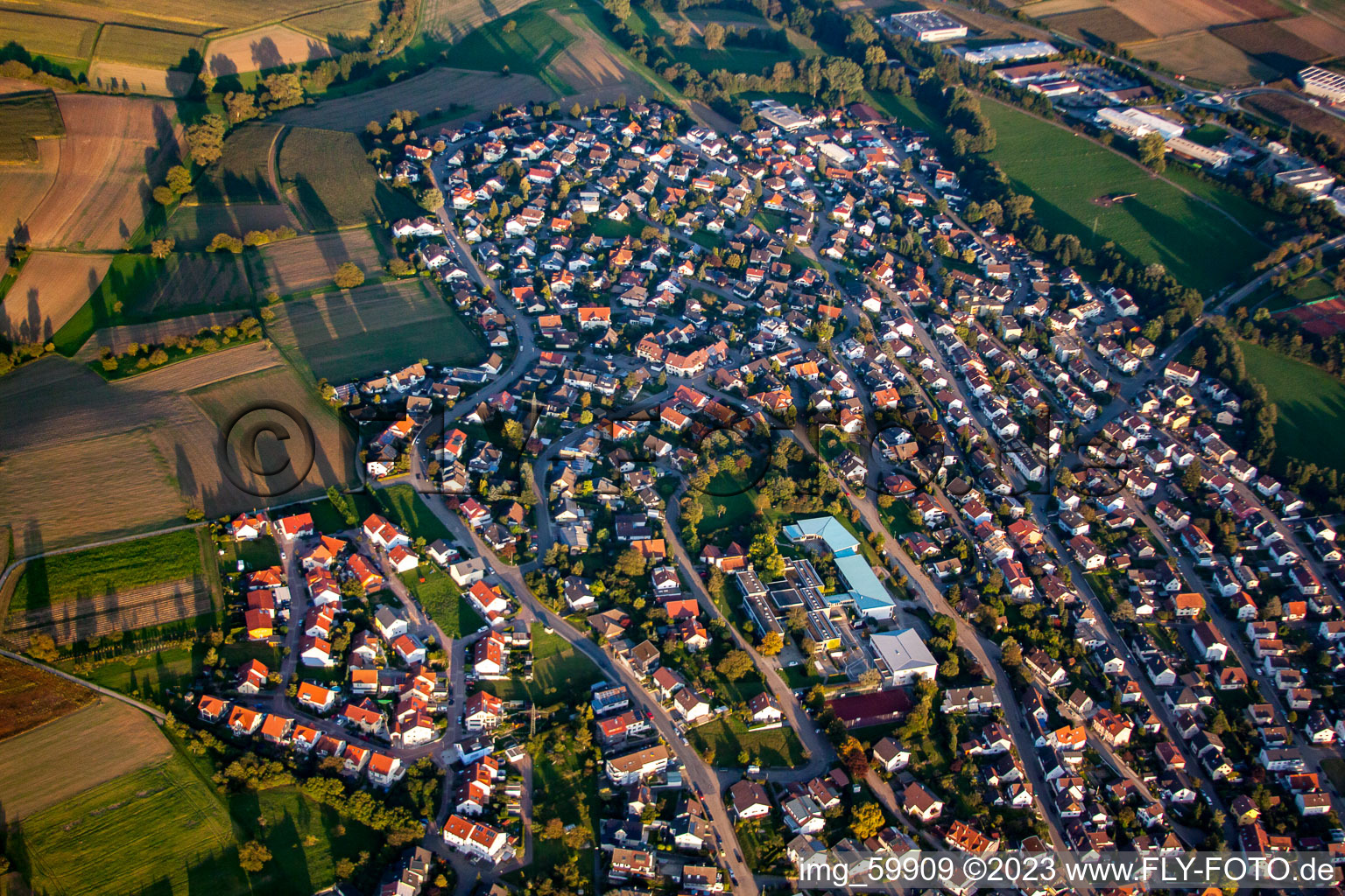 Vue aérienne de Ecole de montagne Singen à le quartier Singen in Remchingen dans le département Bade-Wurtemberg, Allemagne