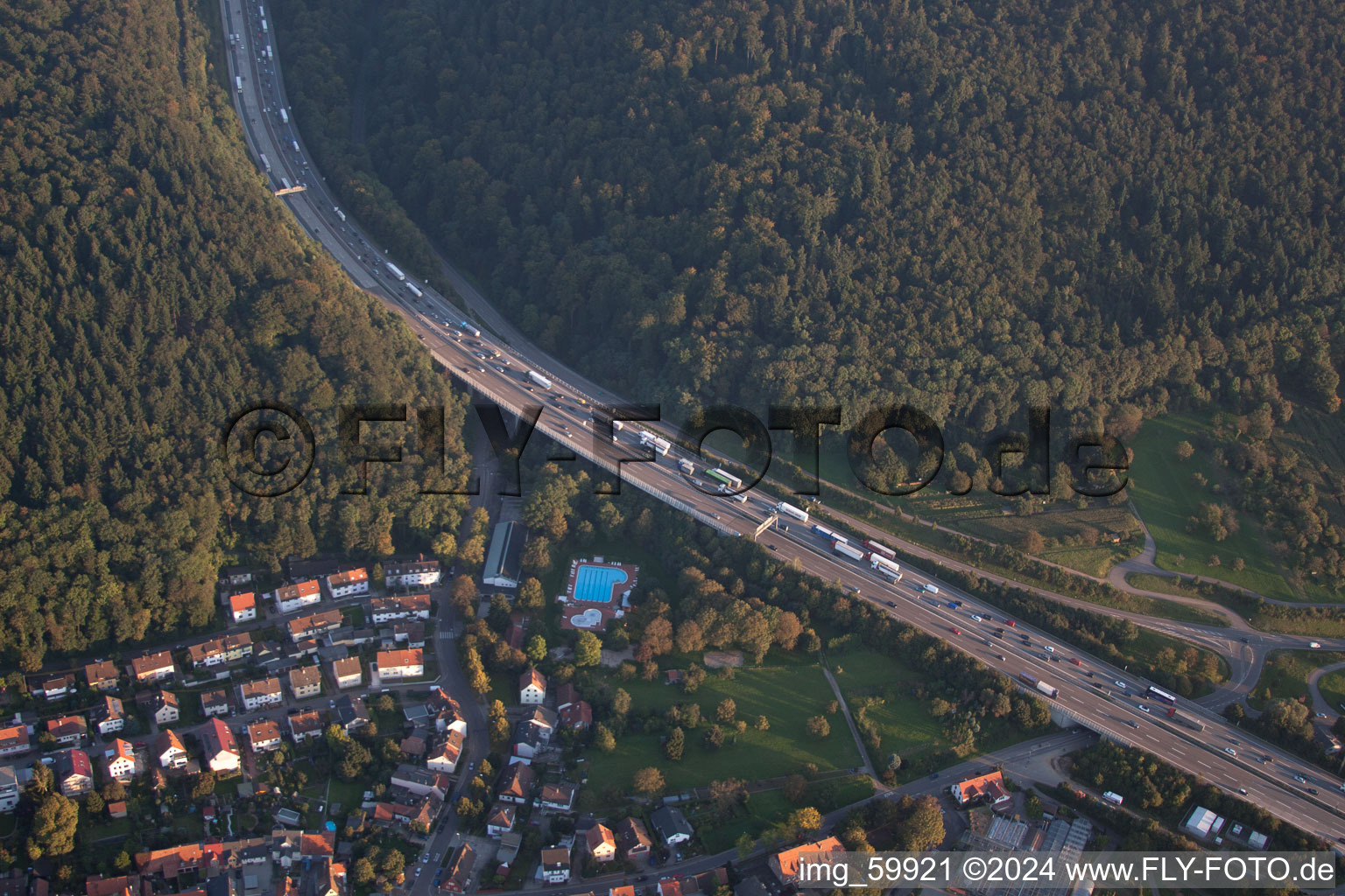 Vue aérienne de Piscine extérieure Wölfle sous l'autoroute A6 à le quartier Wolfartsweier in Karlsruhe dans le département Bade-Wurtemberg, Allemagne