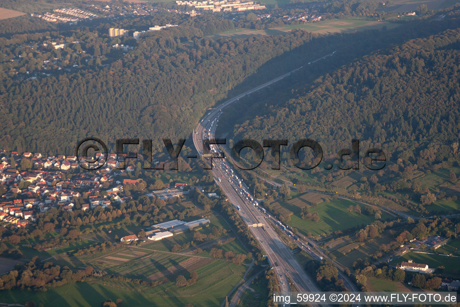 Vue aérienne de Autoroute A6 à le quartier Wolfartsweier in Karlsruhe dans le département Bade-Wurtemberg, Allemagne