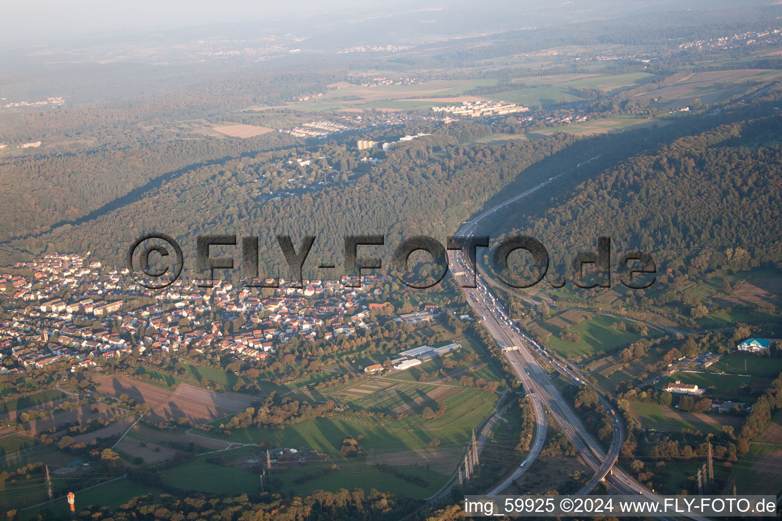 Vue aérienne de Autoroute A6 à le quartier Wolfartsweier in Karlsruhe dans le département Bade-Wurtemberg, Allemagne