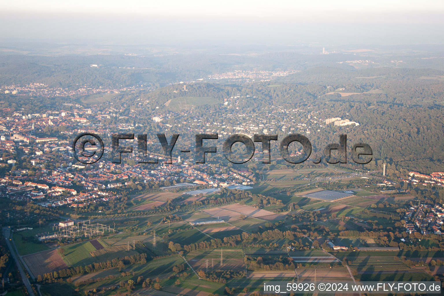 Montagne de la Tour à le quartier Durlach in Karlsruhe dans le département Bade-Wurtemberg, Allemagne depuis l'avion