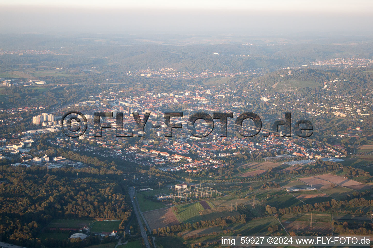 Vue d'oiseau de Montagne de la Tour à le quartier Durlach in Karlsruhe dans le département Bade-Wurtemberg, Allemagne