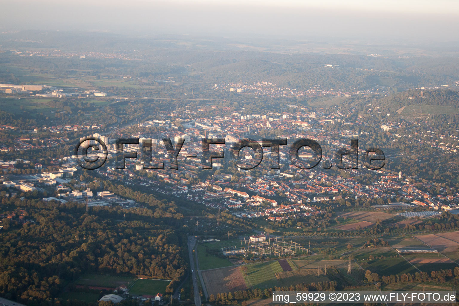 Enregistrement par drone de Montagne de la Tour à le quartier Durlach in Karlsruhe dans le département Bade-Wurtemberg, Allemagne