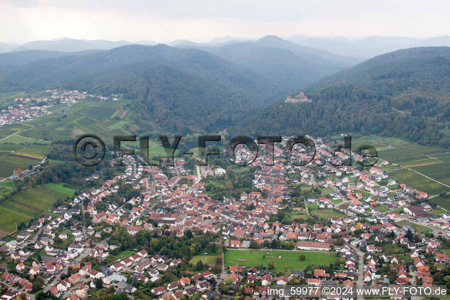 Vue aérienne de Landeck à Klingenmünster dans le département Rhénanie-Palatinat, Allemagne