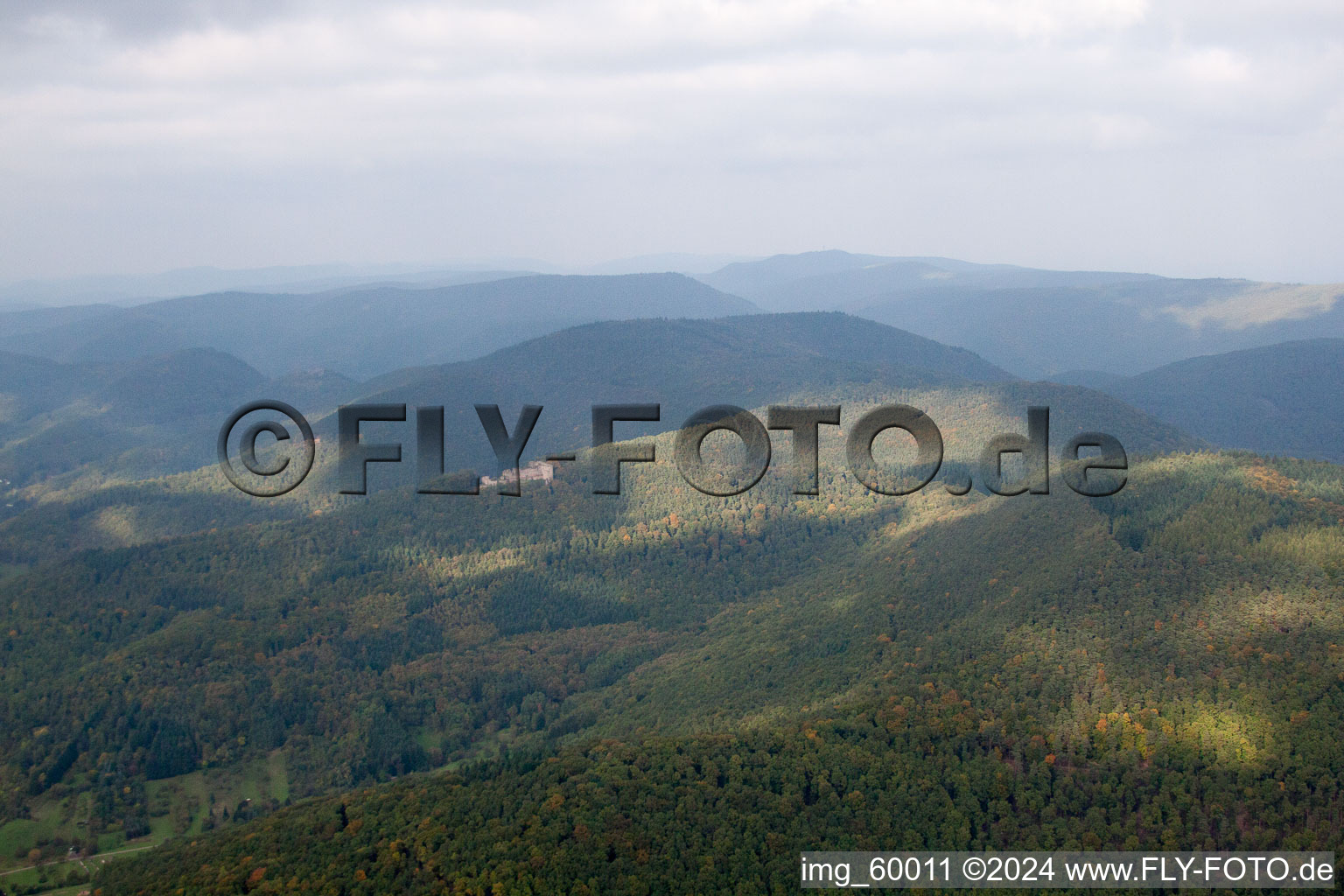 Dernbach dans le département Rhénanie-Palatinat, Allemagne du point de vue du drone