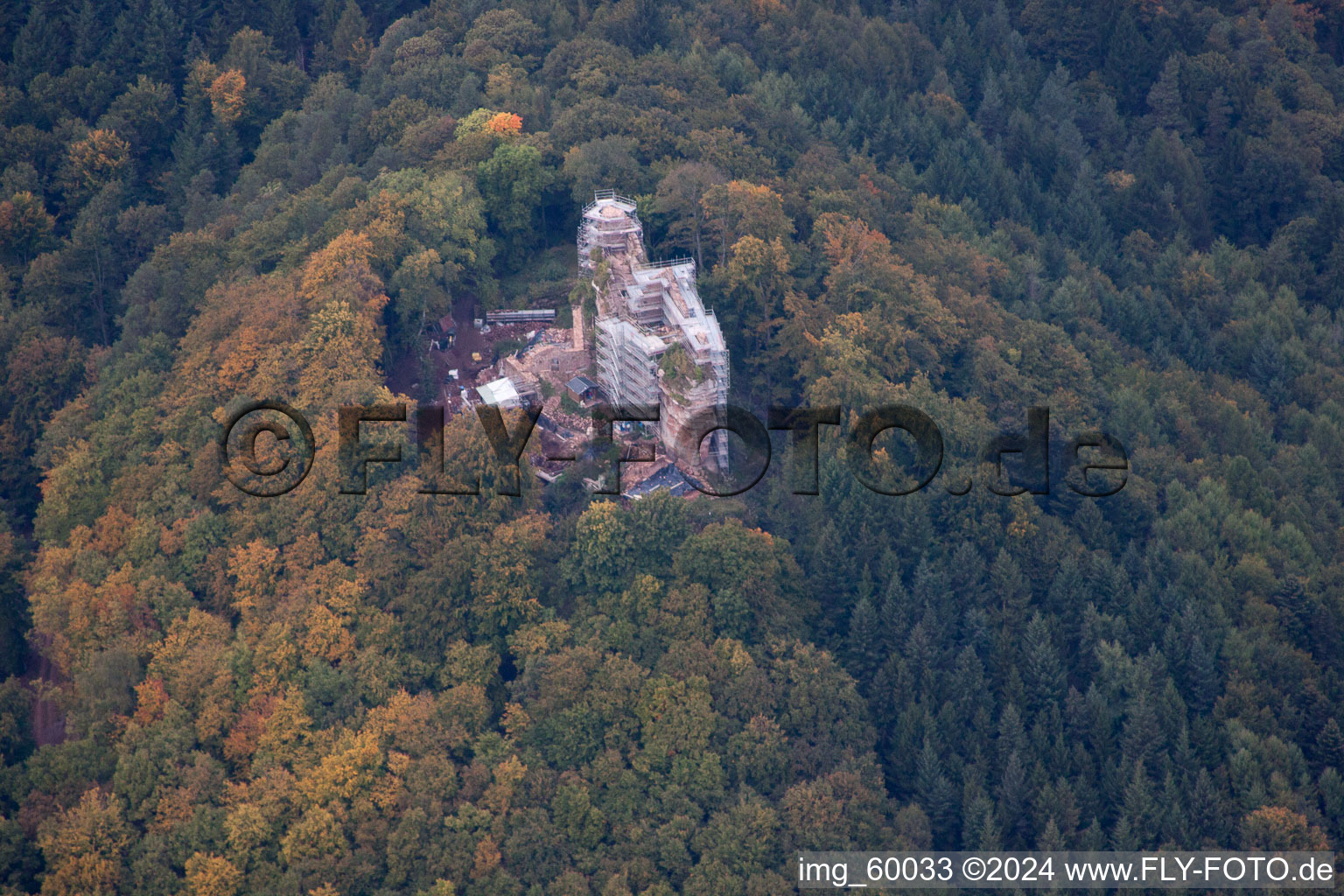 Vue aérienne de Ruines de Modeneck à Ramberg dans le département Rhénanie-Palatinat, Allemagne