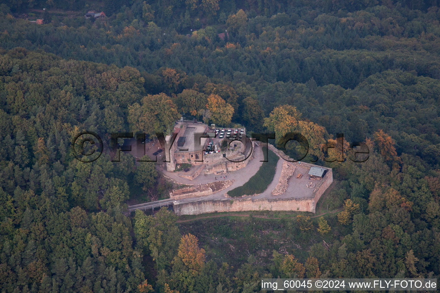 Vue aérienne de Rhodt, Le Rietburg à Rhodt unter Rietburg dans le département Rhénanie-Palatinat, Allemagne