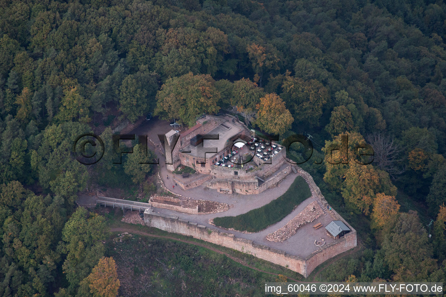 Vue aérienne de Rhodt, Le Rietburg à Rhodt unter Rietburg dans le département Rhénanie-Palatinat, Allemagne