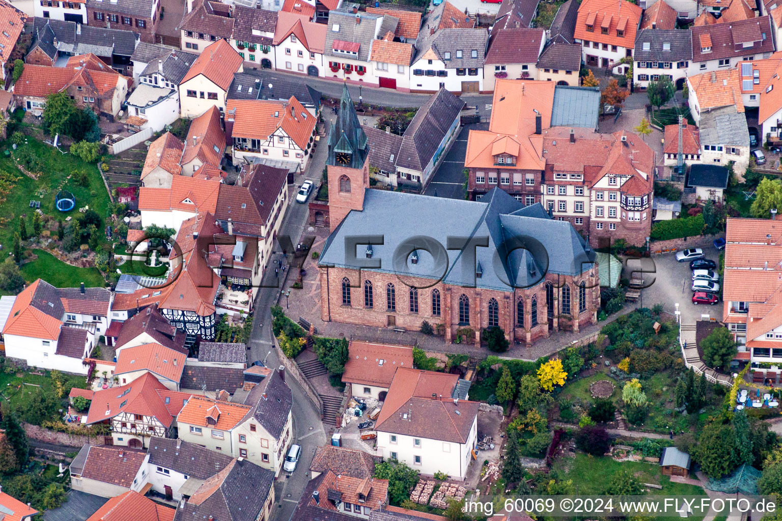 Vue aérienne de Église paroissiale Saint-Martin à Saint-Martin à le quartier SaintMartin in Sankt Martin dans le département Rhénanie-Palatinat, Allemagne