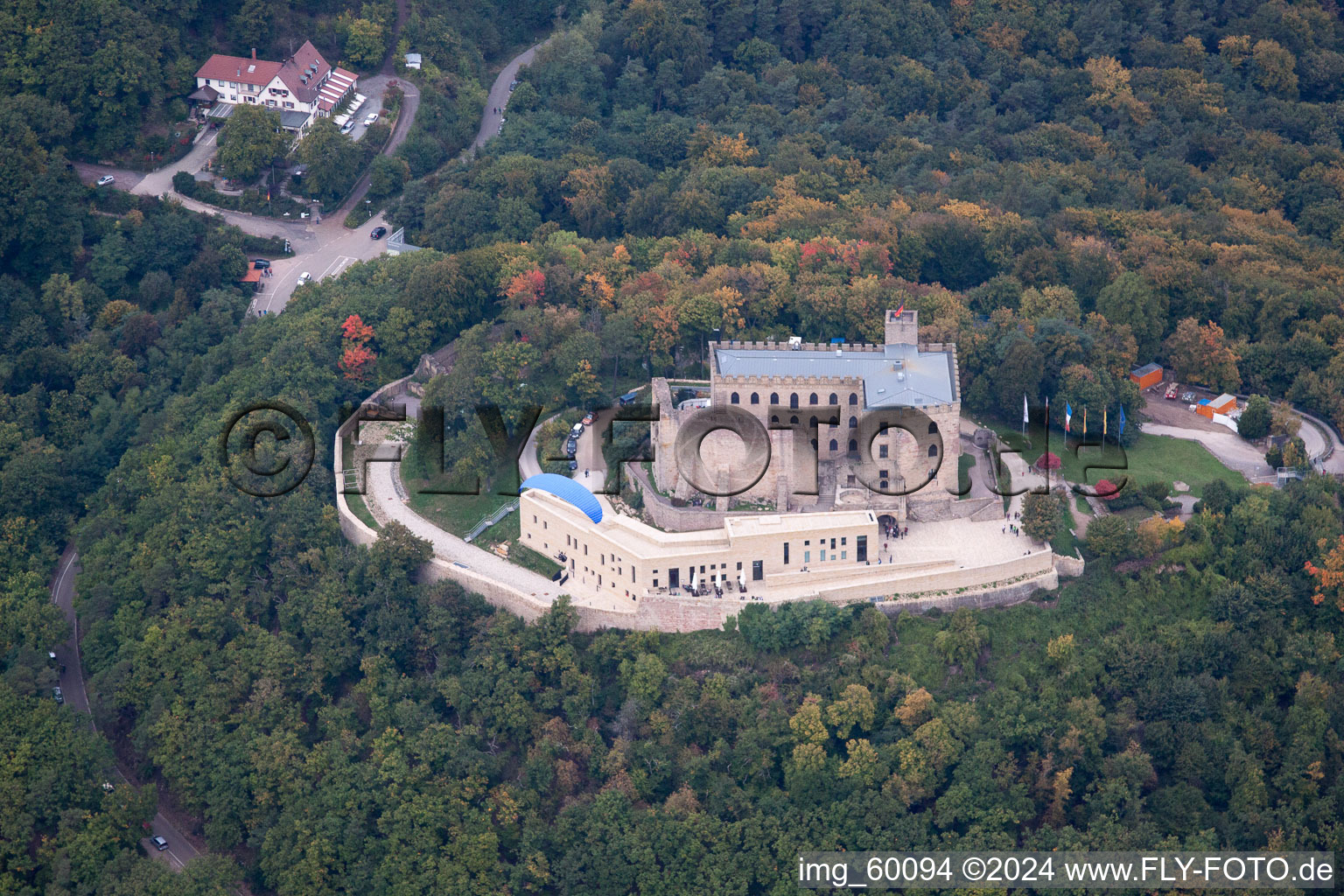 Vue oblique de Complexe du château de Hambacher Schloss à le quartier Diedesfeld in Neustadt an der Weinstraße dans le département Rhénanie-Palatinat, Allemagne