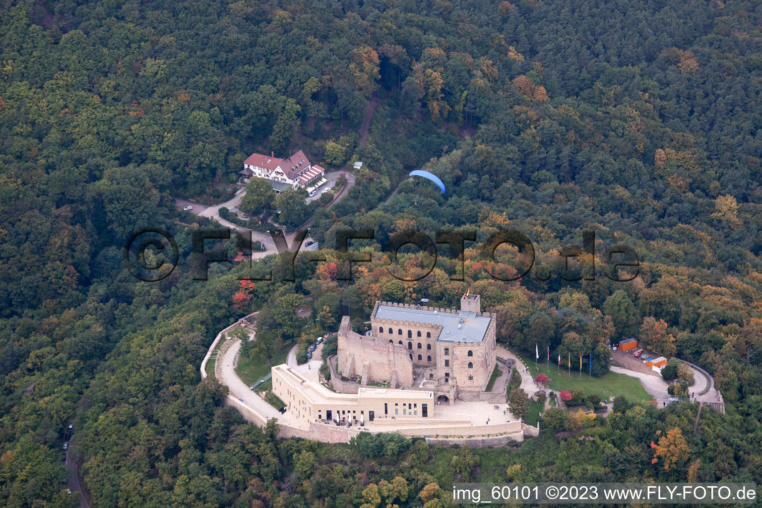 Vue d'oiseau de Château de Hambach à le quartier Diedesfeld in Neustadt an der Weinstraße dans le département Rhénanie-Palatinat, Allemagne