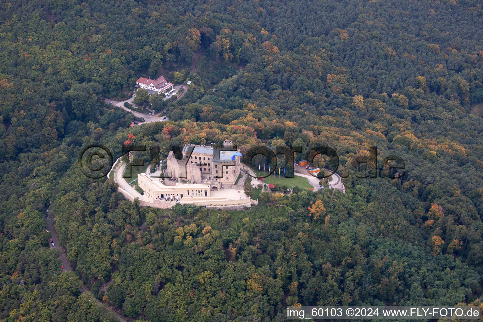 Enregistrement par drone de Château de Hambach à le quartier Diedesfeld in Neustadt an der Weinstraße dans le département Rhénanie-Palatinat, Allemagne