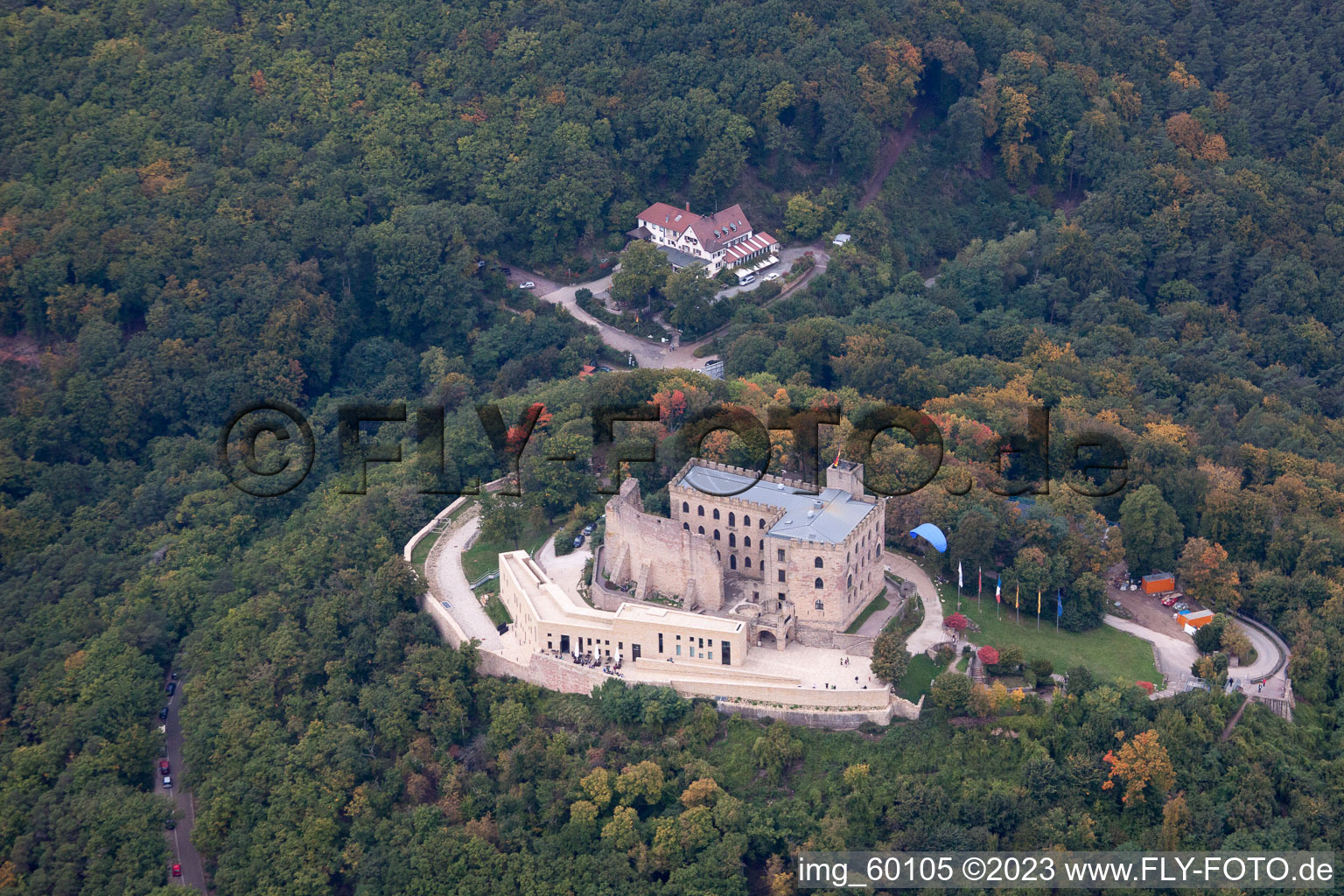 Château de Hambach à le quartier Diedesfeld in Neustadt an der Weinstraße dans le département Rhénanie-Palatinat, Allemagne du point de vue du drone