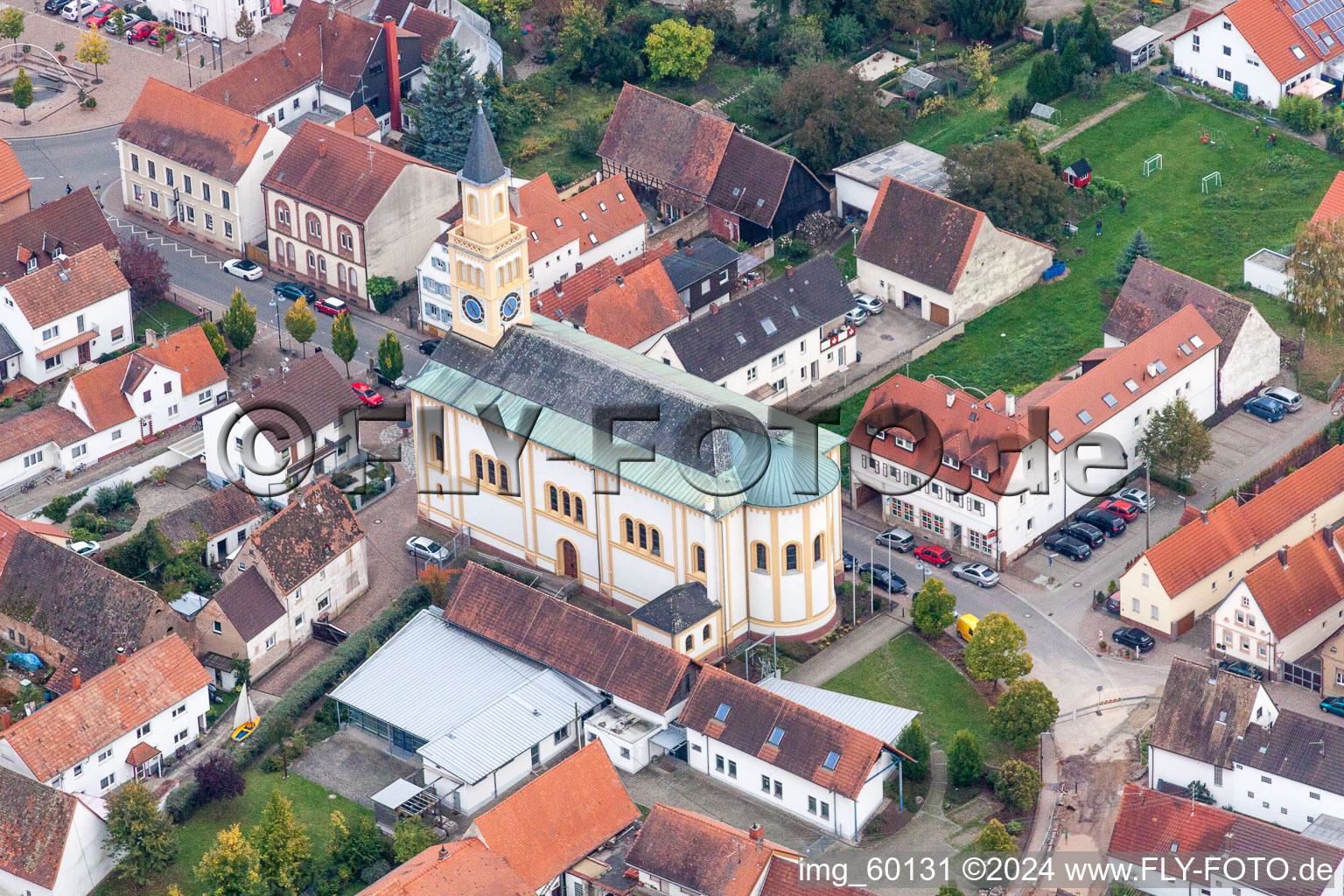 Vue oblique de Bâtiment d'église au centre du village à Lingenfeld dans le département Rhénanie-Palatinat, Allemagne