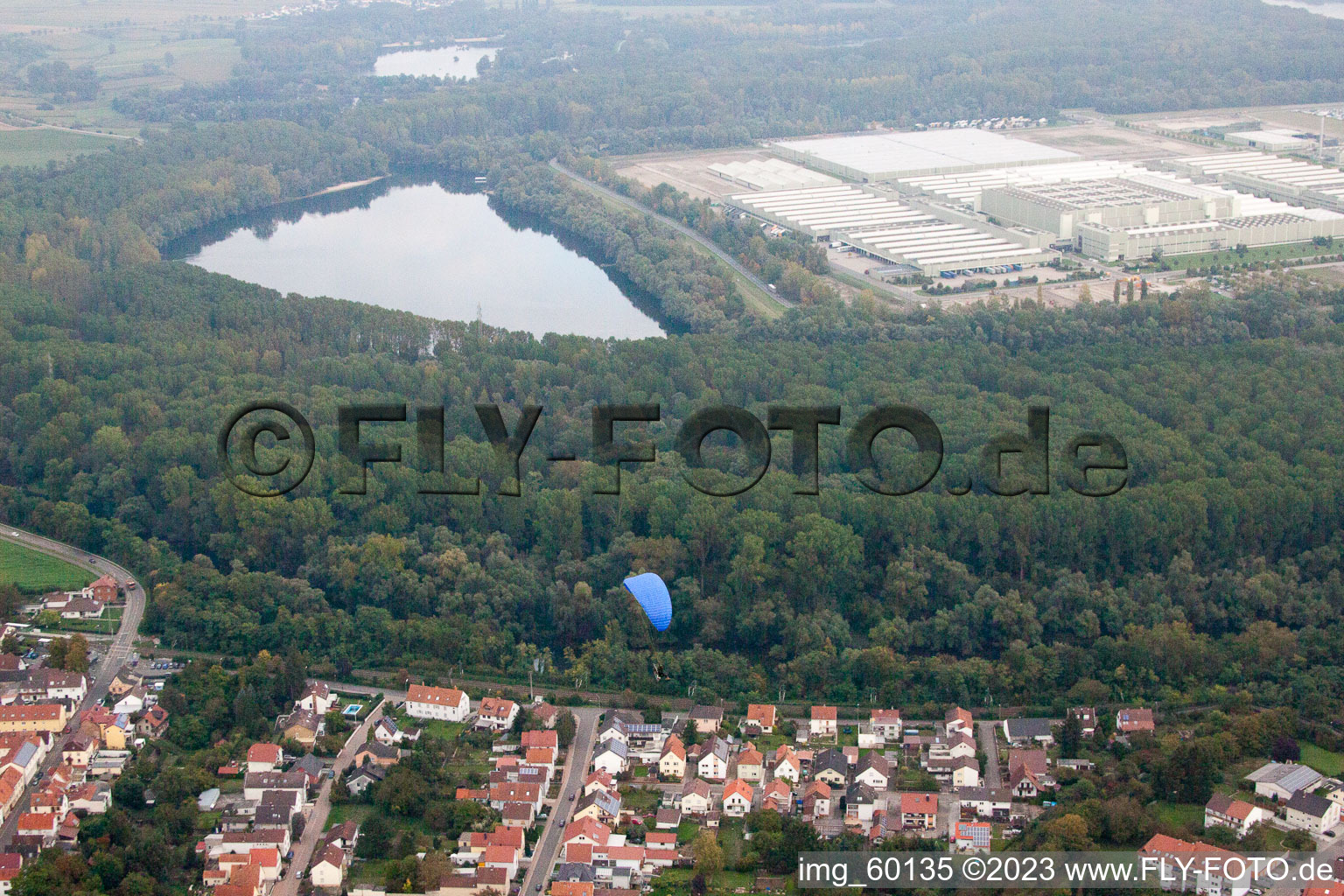Lingenfeld dans le département Rhénanie-Palatinat, Allemagne du point de vue du drone