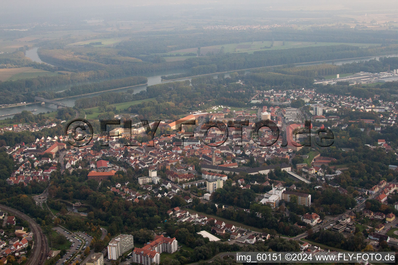 Germersheim dans le département Rhénanie-Palatinat, Allemagne depuis l'avion