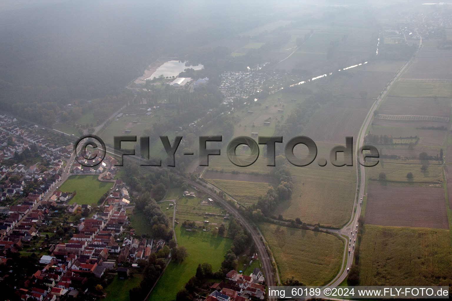 Vue oblique de Ferme d'autruches Mhou à la base de loisirs Moby Dick à Rülzheim dans le département Rhénanie-Palatinat, Allemagne