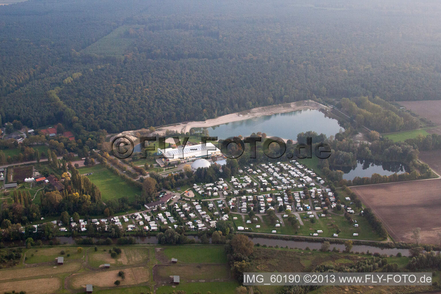 Vue aérienne de Camping à la base de loisirs Moby Dick à Rülzheim dans le département Rhénanie-Palatinat, Allemagne
