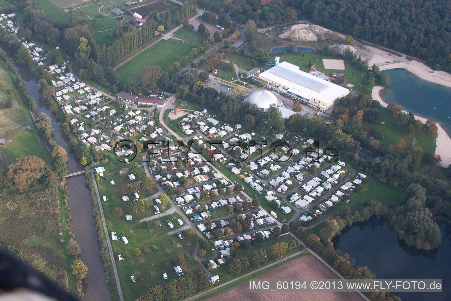 Photographie aérienne de Camping à la base de loisirs Moby Dick à Rülzheim dans le département Rhénanie-Palatinat, Allemagne