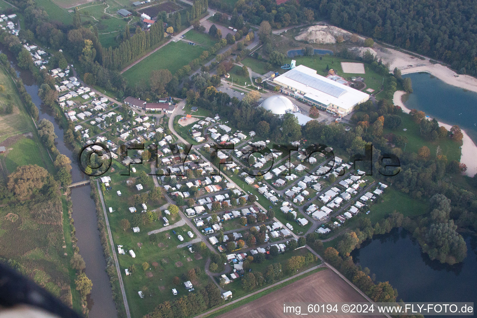 Photographie aérienne de Camping à la base de loisirs Moby Dick à Rülzheim dans le département Rhénanie-Palatinat, Allemagne