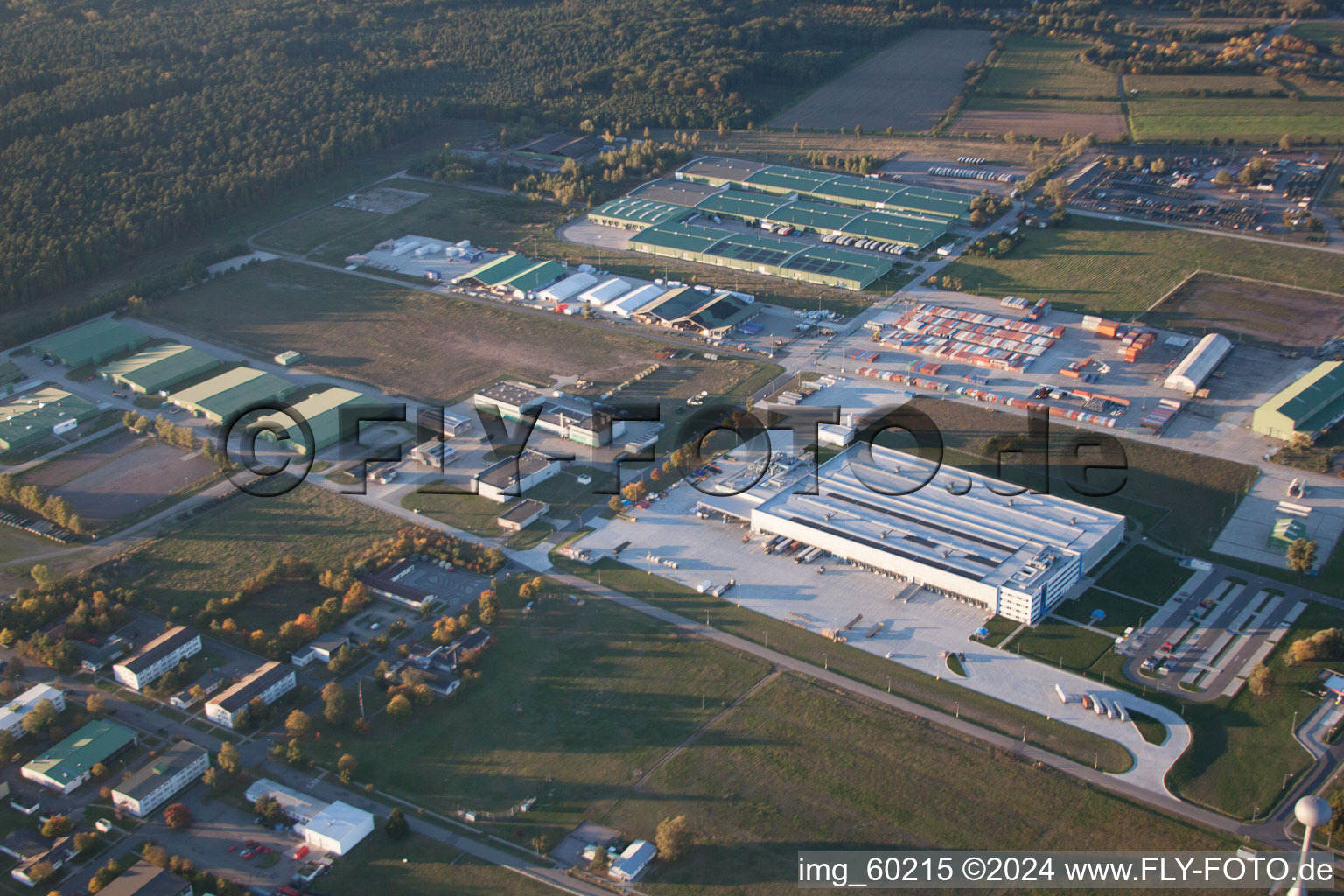 Vue aérienne de Complexe immobilier et centre logistique sur la zone d'entraînement militaire du dépôt de l'armée américaine de Germersheim à Germersheim à Lingenfeld dans le département Rhénanie-Palatinat, Allemagne