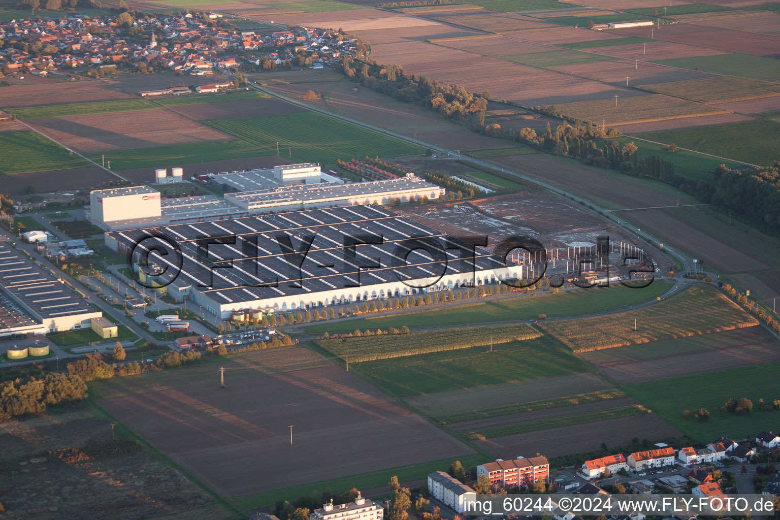 Zone industrielle à Offenbach an der Queich dans le département Rhénanie-Palatinat, Allemagne vue du ciel