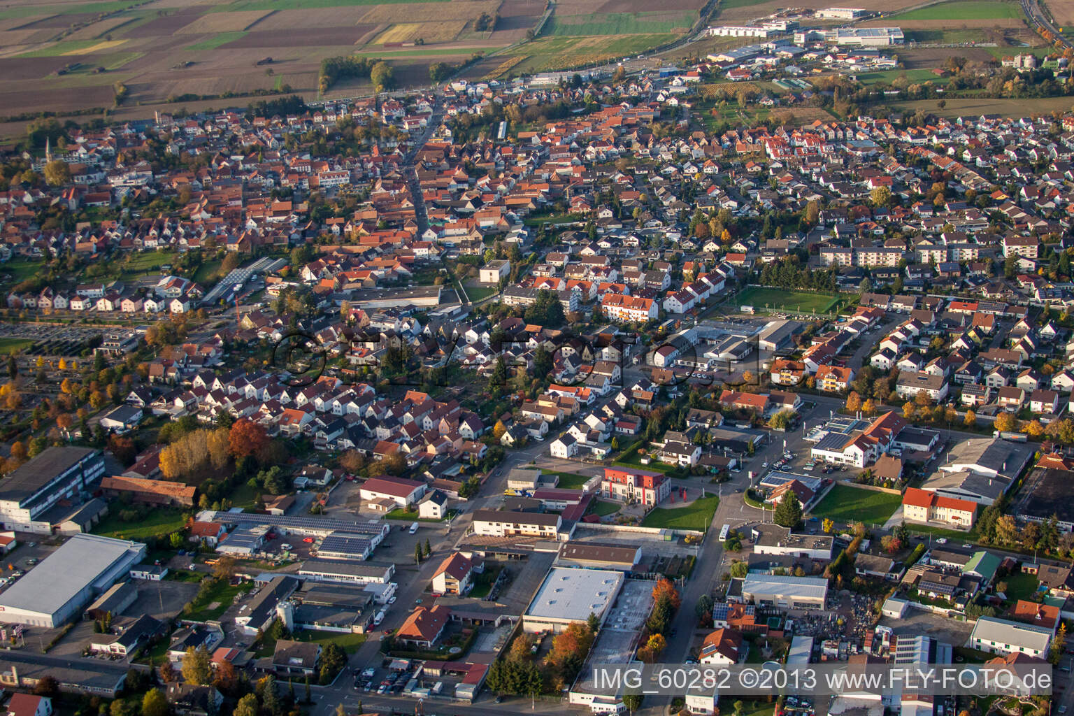 Rülzheim dans le département Rhénanie-Palatinat, Allemagne depuis l'avion