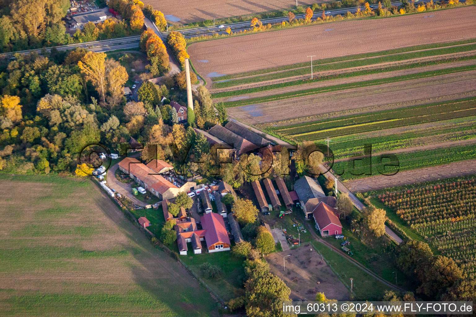 Vue aérienne de Menuiserie Hellmann, briqueterie à Kuhardt dans le département Rhénanie-Palatinat, Allemagne