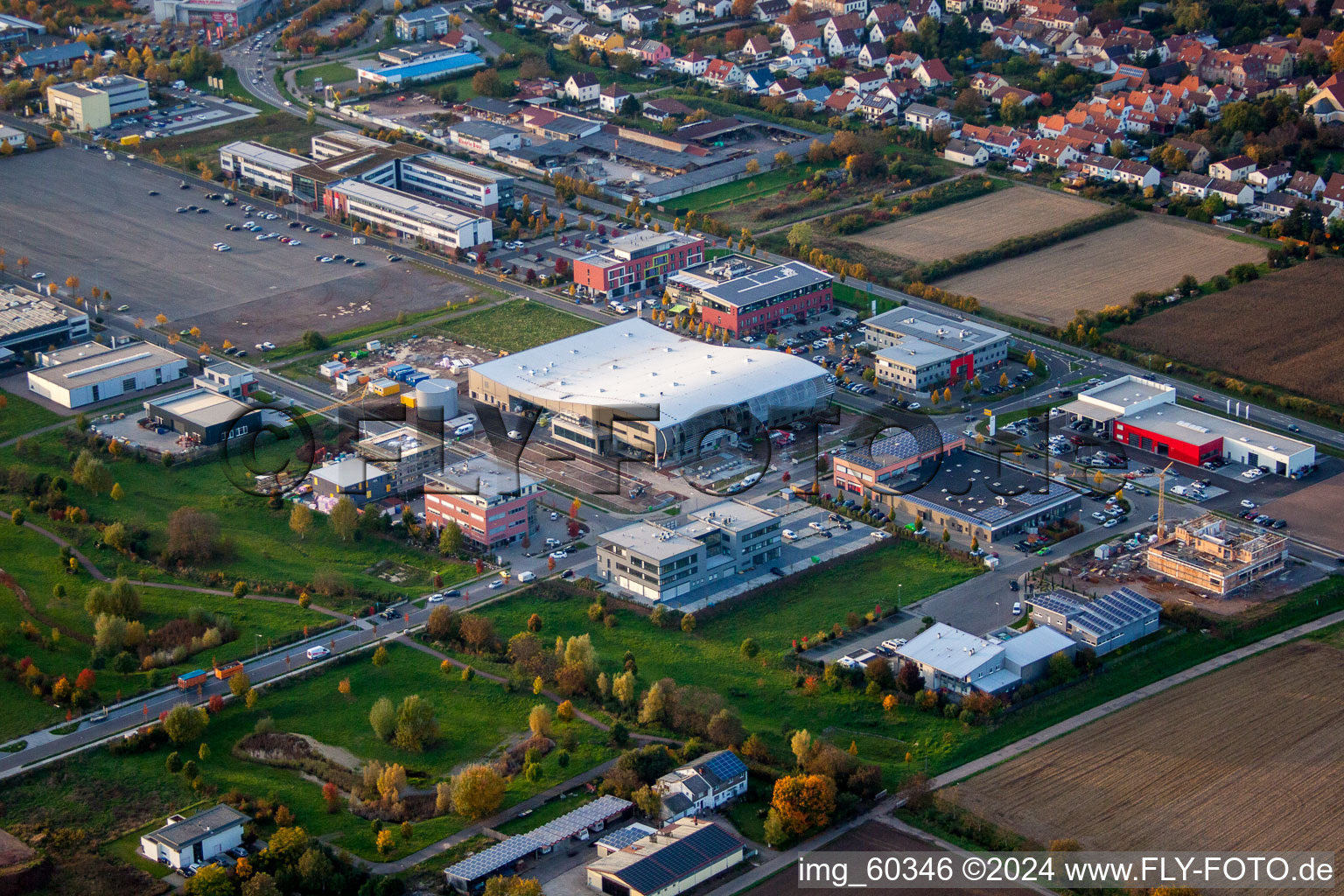 Vue aérienne de Zone commerciale sud à le quartier Queichheim in Landau in der Pfalz dans le département Rhénanie-Palatinat, Allemagne