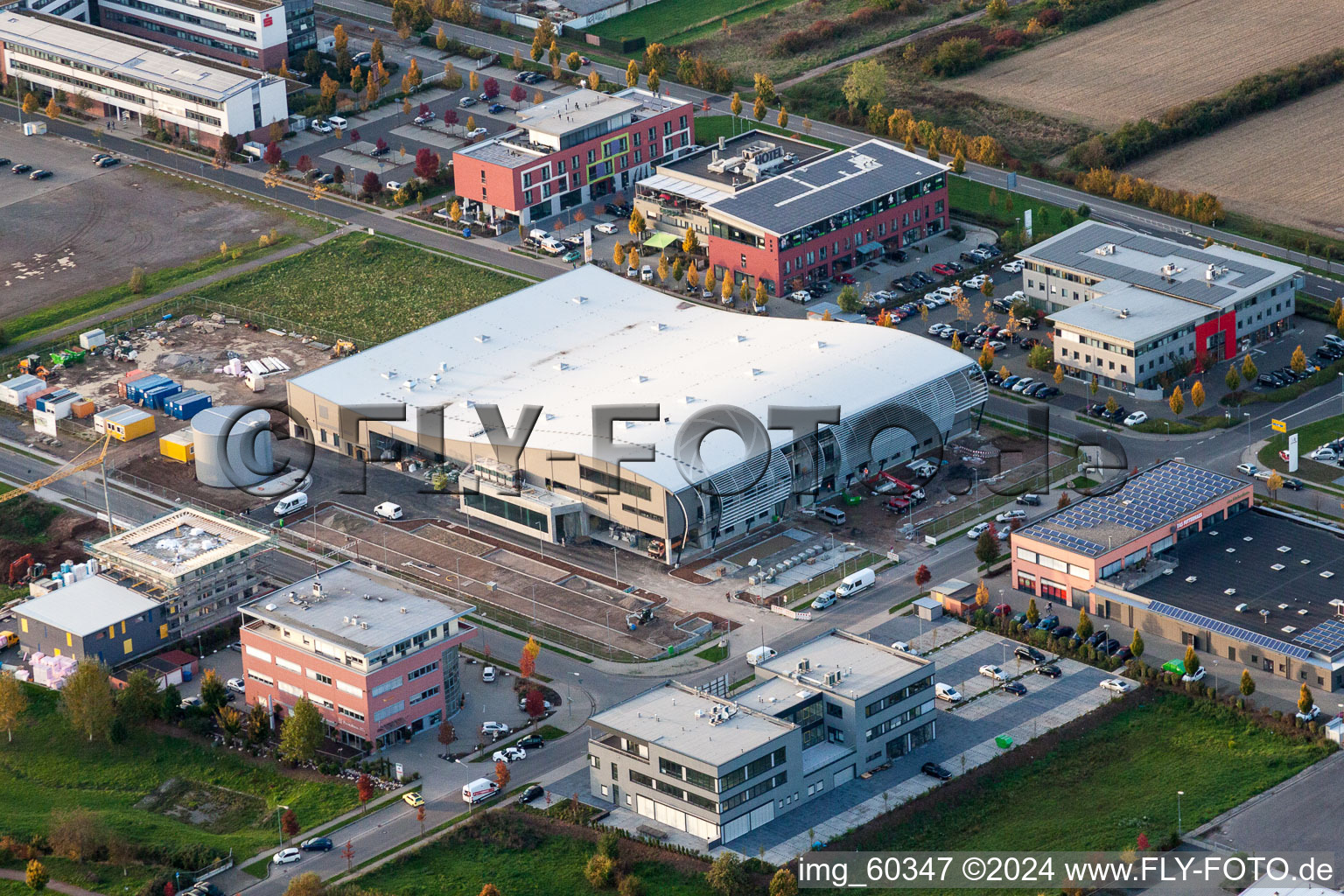 Vue aérienne de Site de l'usine Eberspächer Controls Landau GmbH & Co. KG à le quartier Queichheim in Landau in der Pfalz dans le département Rhénanie-Palatinat, Allemagne