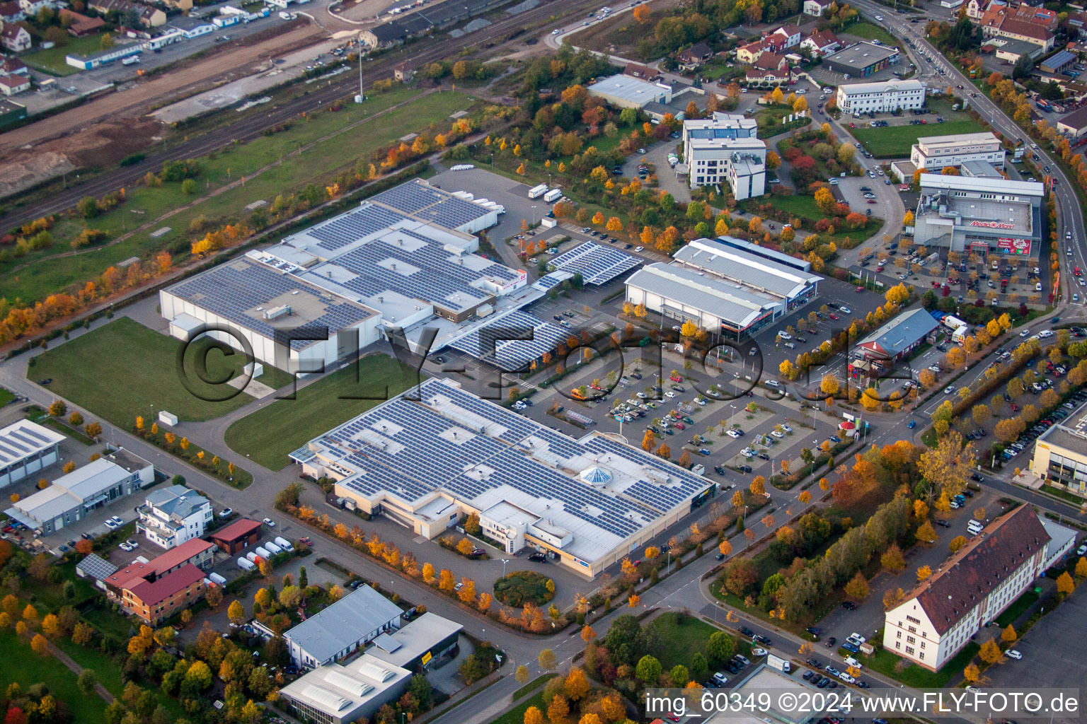 Vue aérienne de Zone commerciale sud à le quartier Queichheim in Landau in der Pfalz dans le département Rhénanie-Palatinat, Allemagne