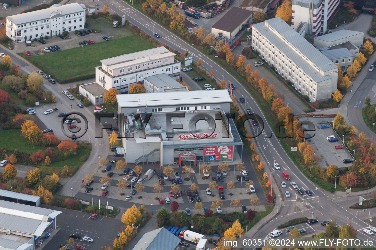 Vue aérienne de Centre commercial MediaMarkt Landau à le quartier Queichheim in Landau in der Pfalz dans le département Rhénanie-Palatinat, Allemagne