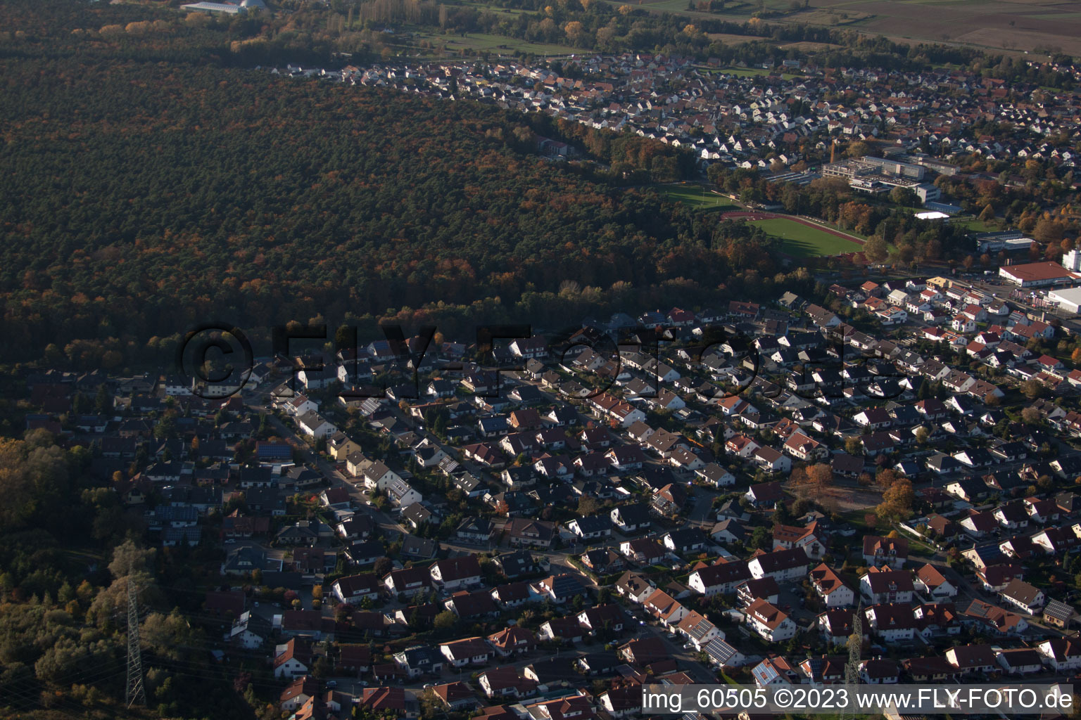 S à Rülzheim dans le département Rhénanie-Palatinat, Allemagne du point de vue du drone